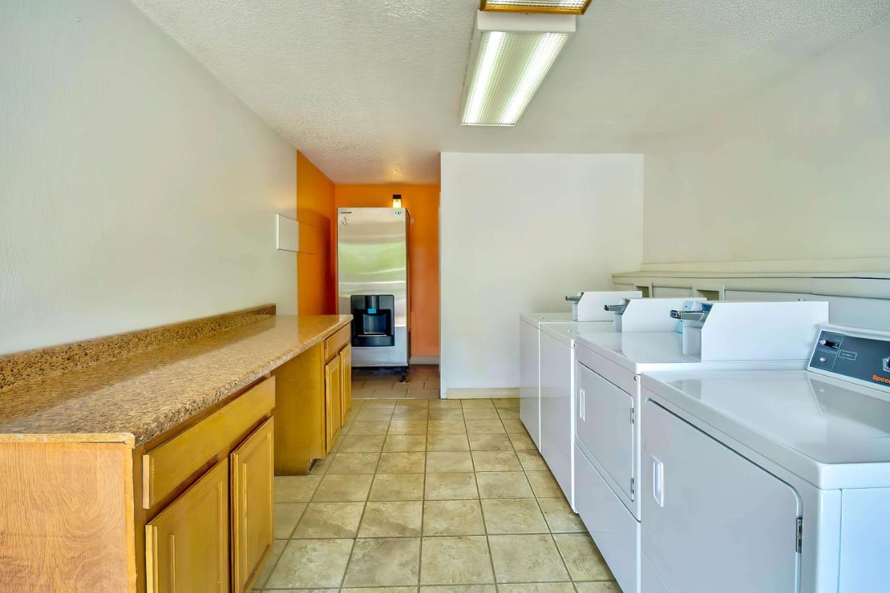 Motel 6-Warren, Mi - Detroit East Екстер'єр фото
