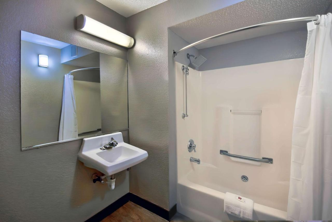 Motel 6-Warren, Mi - Detroit East Екстер'єр фото